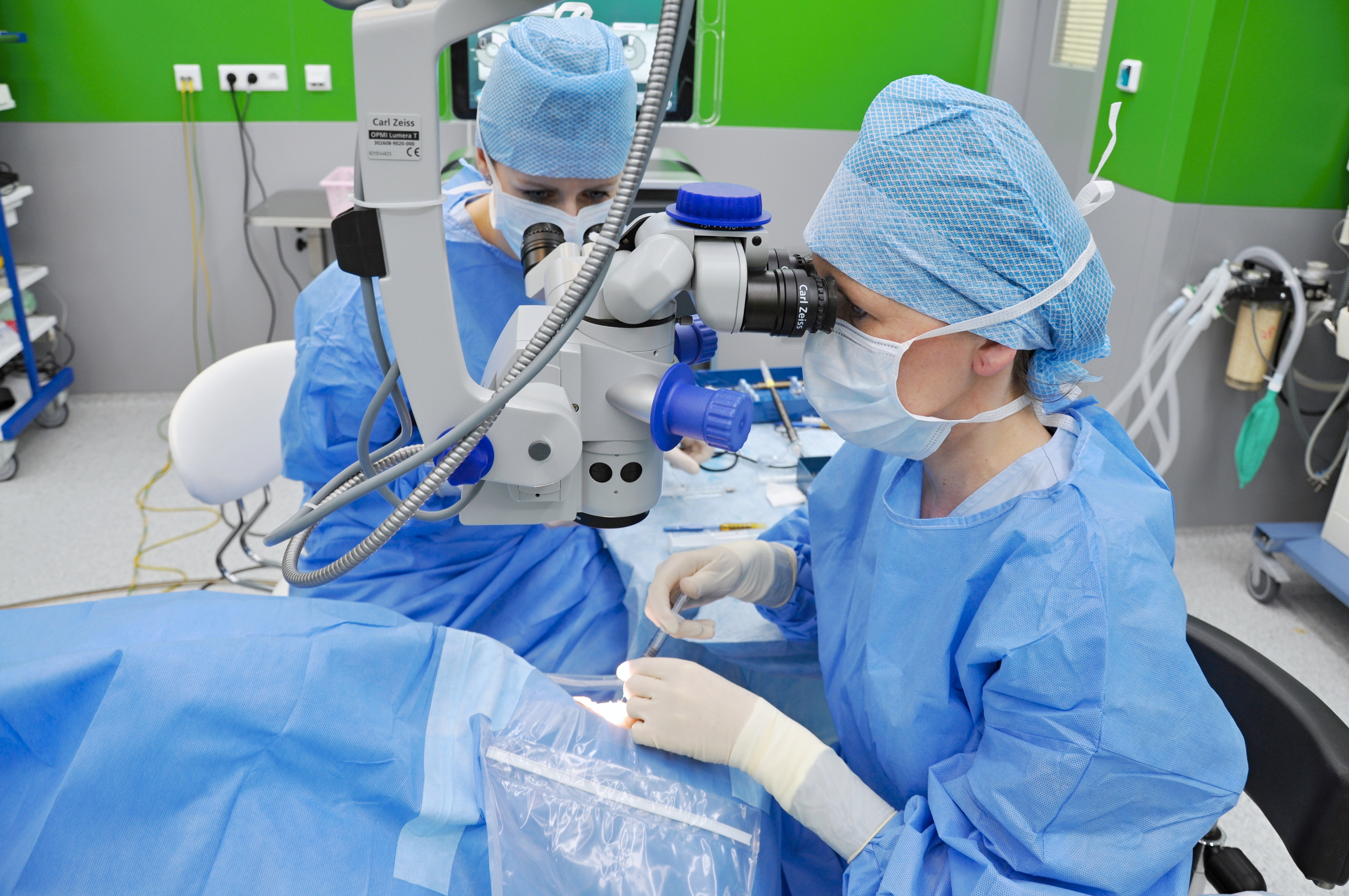 Oční chirurgie — MUDr. Dospělová na operačním sále s mikroskopem Carl Zeiss